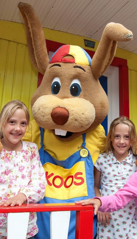 Kinderen geven mascotte Koos Konijn een knuffel tijdens de vakantie op Roompot Klein Vink in Limburg.