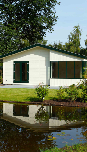 Een vrijstaand chalet, prachtig gelegen aan een vijver te midden van het groen op Vakantiepark Leuvert.