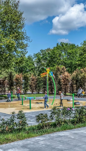 De waterspeeltuin met verschillende waterfonteinen en sproeiers op Vakantiepark Schaijk in Brabant, waar kinderen kunnen afkoelen.