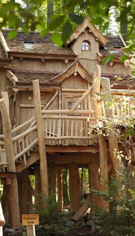 Een luxe, houten boomhut in het bos van Vakantiepark Tripsdrill, een unieke overnachtingsplek voor families.