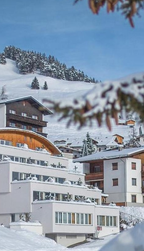 Luxe appartementen midden in de bergen bedekt met sneeuw