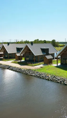 Moderne waterlodges, direct gelegen aan het open vaarwater op Waterpark Zwartkruis in Friesland.