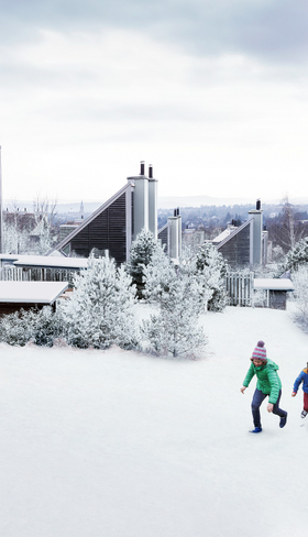 Kinderen hebben plezier en rennen door een dik pak sneeuw in het winterwonderland van Center Parcs Park Hochsauerland.