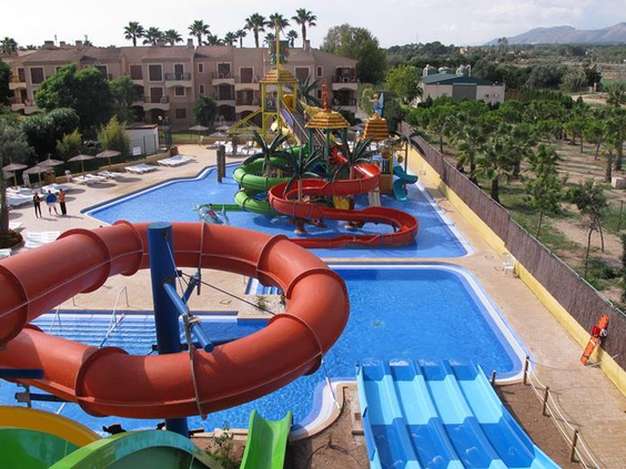 Bovenaanzicht kronkelende waterglijbanen Albir Garden Resort Aquapark kindvriendelijk