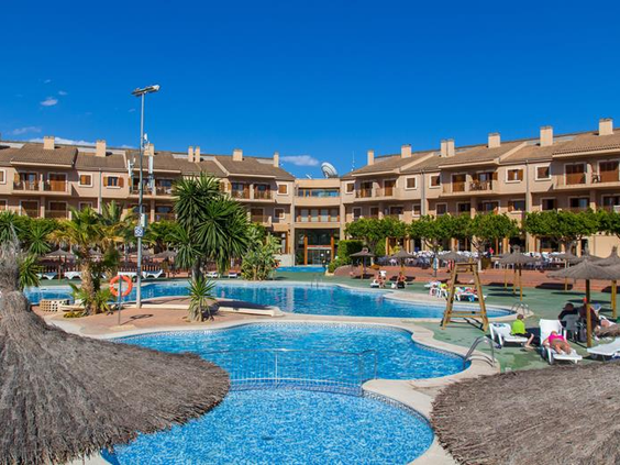 Zwembadcomplex met palmbomen terrassen Albir Garden Resort all inclusive Costa Blanca