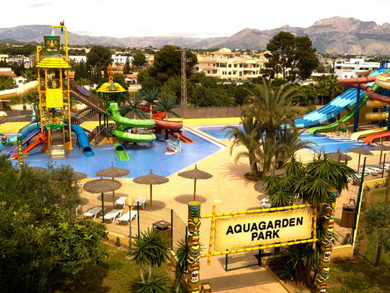 Luchtfoto Albir Garden Resort met zwembaden waterpark en bergen Costa Blanca
