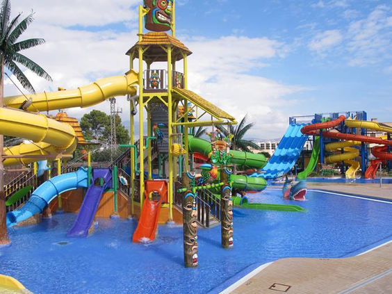 Het complete waterparadijs van Albir Garden Resort met een groot waterspeeltoestel, kronkelglijbanen, snelle glijbanen en een vulkaan-glijbaan.