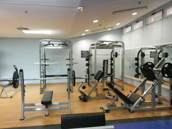 De fitnessruimte van Albir Garden Resort, uitgerust met verschillende kracht- en cardio-apparaten voor een sportieve workout.