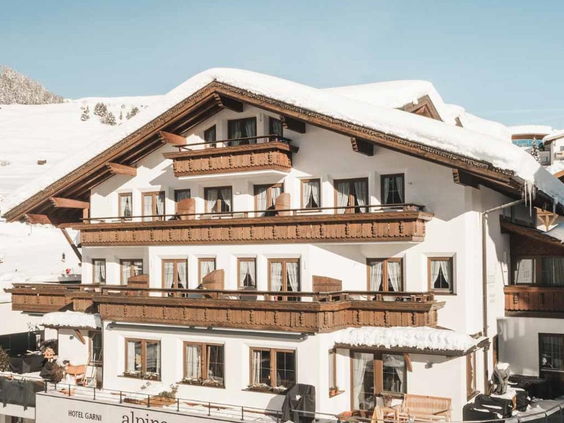 Apartementencomplex bedekt met sneeuw in de bergen