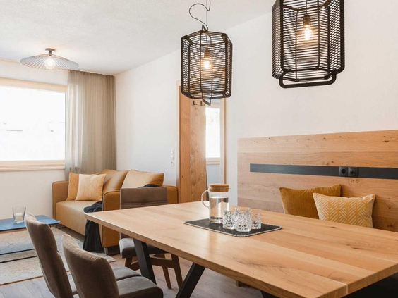 Moderne woonkamer met eettafel en zitbank