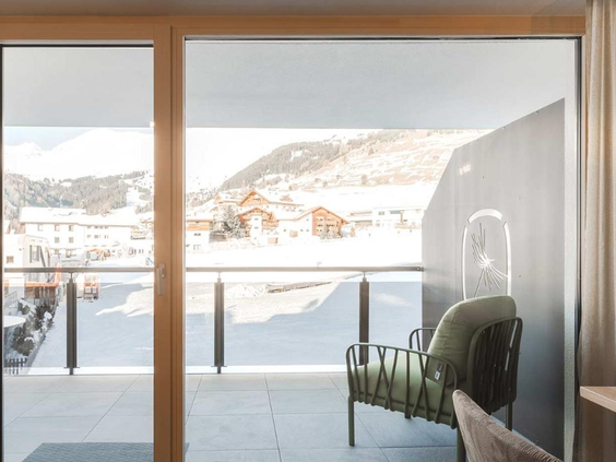 Appartement met een balkon met uitzicht op het besneeuwde landschap