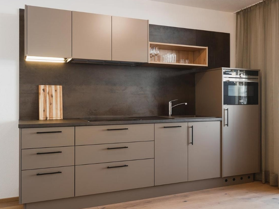 Moderne grijze keuken die volledig ingericht is