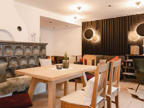 Moderne woonkamer met sfeervolle lichten, een eettafel en een bank