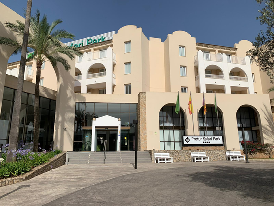 De hoofdingang en de voorkant van het hotelgebouw van Aparthotel Protur Safari Park op Mallorca.