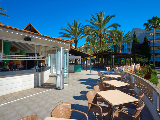 Plaza bar terras Aparthotel Protur Safari Park Mallorca drankjes cocktails all inclusive familiehotel