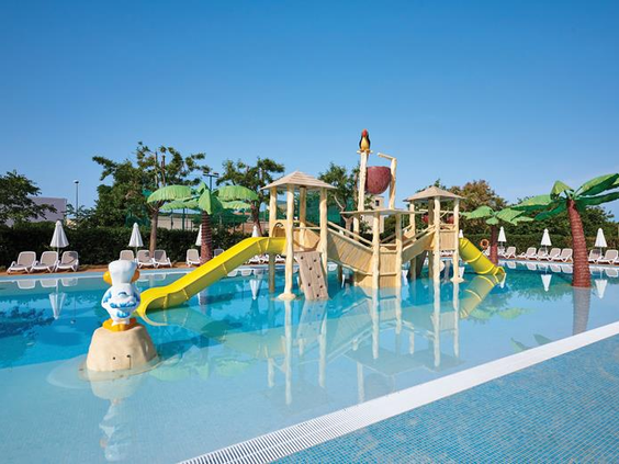 De kleurrijke waterspeeltuin voor kinderen bij Protur Safari Park, met diverse glijbanen en watersproeiers in het ondiepe bad.