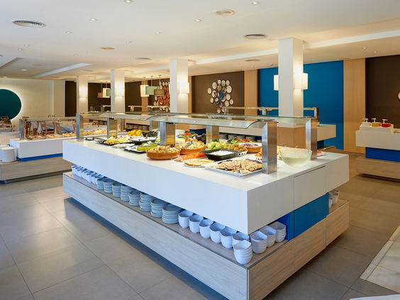 Het uitgebreide en overzichtelijke buffet in het restaurant van Aparthotel Protur Safari Park, met een ruime keuze aan koude en warme gerechten.
