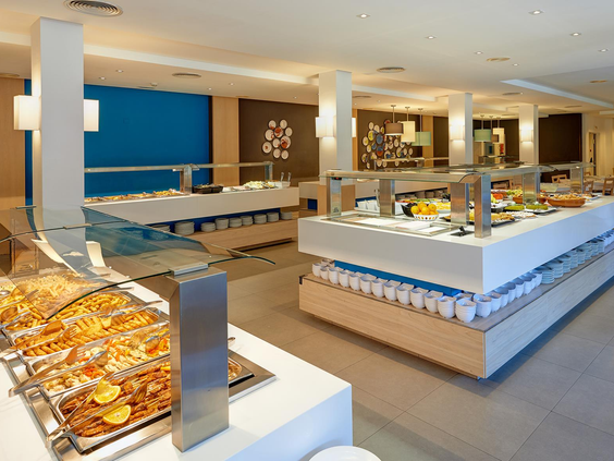 De sectie met warme gerechten van het buffet bij Protur Safari Park, met onder andere versgebakken broodjes en andere lekkernijen.