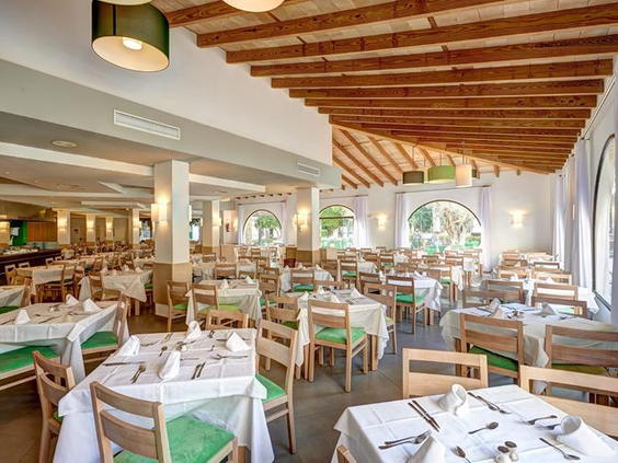Het ruime en lichte buffetrestaurant van Aparthotel Protur Safari Park, met netjes gedekte tafels voor de gasten.