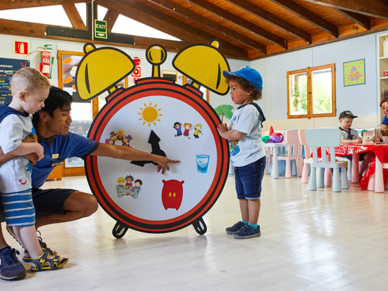 Kinderen die samen met een animator een spel spelen in de gezellige kidsclub van Protur Safari Park op Mallorca.