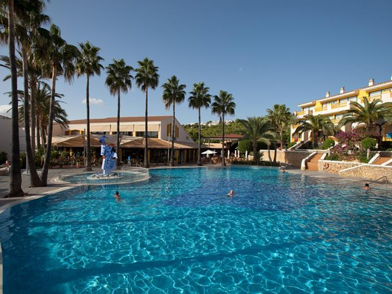 Groot zwembad met palmbomen Aparthotel Royal Son Bou Menorca - familieresort met zeezicht