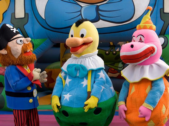 De vrolijke mascottes van de kinderclub bij Royal Son Bou, waaronder een piraat en twee kleurrijke vogels, poseren voor de kinderen.