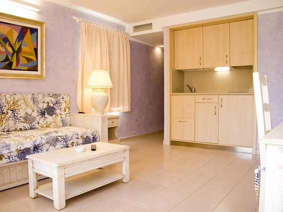 Ruim familie appartement woonkamer Royal Son Bou - kindvriendelijke accommodatie Menorca