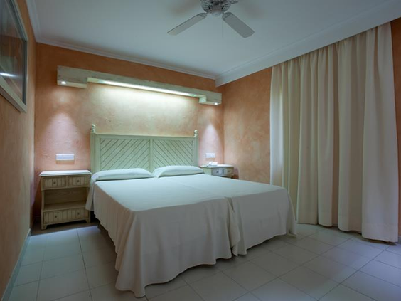 Moderne slaapkamer familie appartement Royal Son Bou - comfort accommodatie all inclusive Menorca
