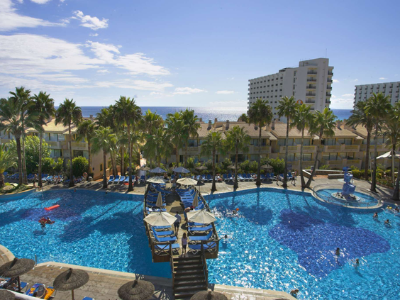 Ruim zwembadcomplex met ligbedden en parasols Royal Son Bou Menorca - kindvriendelijk vakantieresort