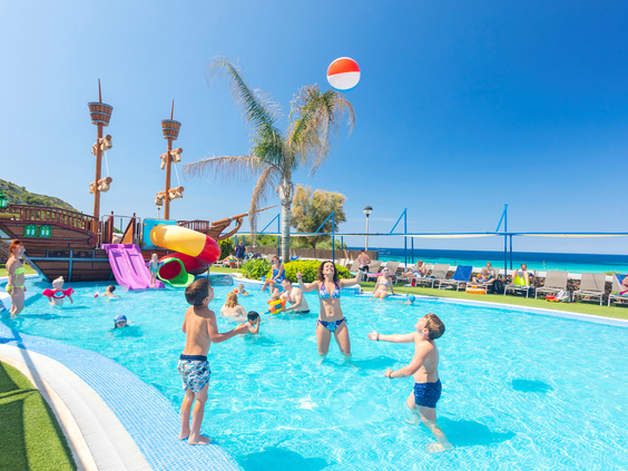 Activiteitenzwembad met watervolleybal Royal Son Bou Menorca - animatieteam kindvriendelijk hotel