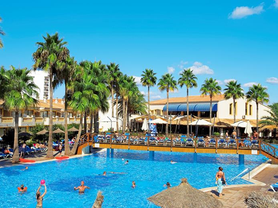 Zwembadterras met restaurant en bar Royal Son Bou - all inclusive familiehotel Menorca