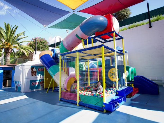 Het kleurrijke indoor speelparadijs 'Kikoland' bij Royal Son Bou, compleet met een ballenbak, glijbaan en klimtunnels.