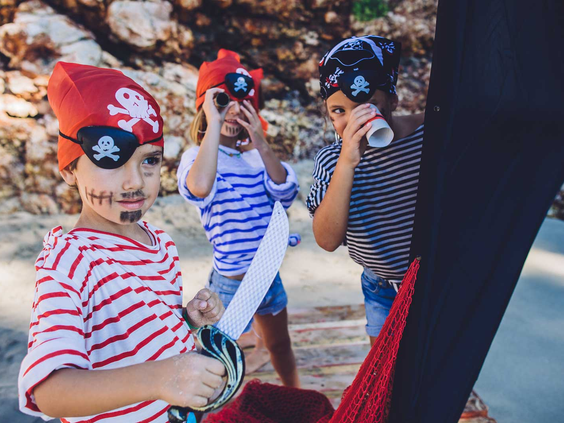 Ahoy maatjes! De kids club verandert je kleintjes in echte piraten - met schminken, verkleedpartijen en spannende schattenjachten. Ouders relaxen, kinderen ravotten!