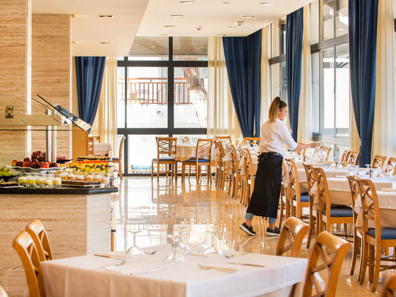 Het lichte buffetrestaurant van Appartementen Esmeralda Park op Mallorca, met gedekte tafels en een uitgebreid buffet.