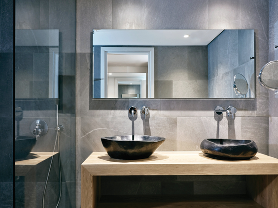 Moderne badkamer met dubbele wastafels in Aqua Bay Hotel Zakynthos familie accommodatie