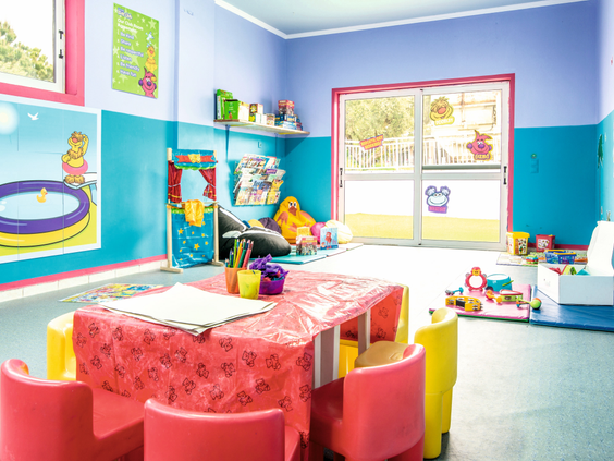 Kleurrijke Kids Club speelruimte Aqua Bay Hotel Zakynthos met speeltoestellen en knutseltafels