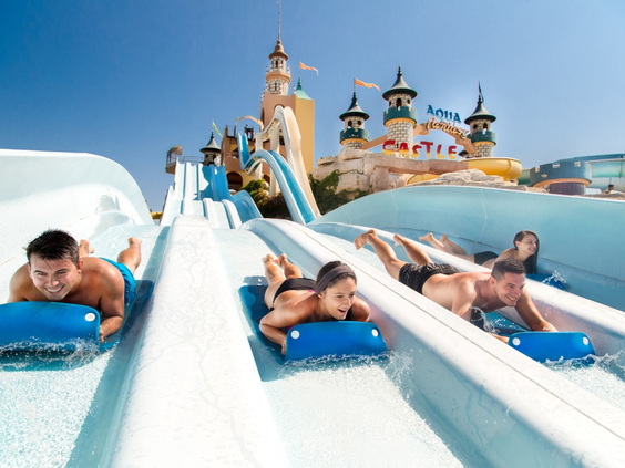 Familie glijdt samen van de waterglijbaan in Aqua Fantasy Kusadasi