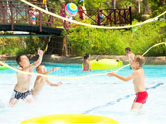 Kinderen spelen volleybal Aqua Fantasy aquapark