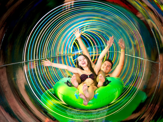 Familie in tunnel waterglijbaan Aqua Fantasy
