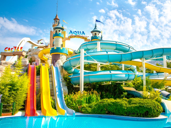 Kleurrijke torens met waterglijbanen en attracties Aqua Fantasy Kusadasi