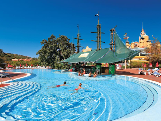 Zwembad met swim-up bar Aqua Fantasy Kusadasi Turkije