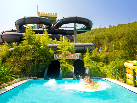 Avontuurlijke zwarte tunnelglijbaan Aqua Fantasy Aquapark Kusadasi