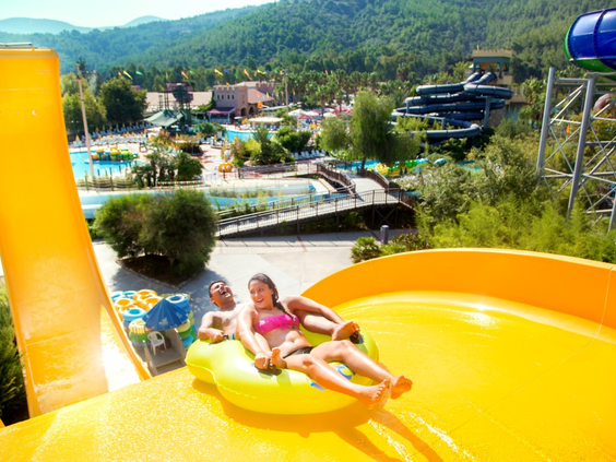 Kinderen glijden samen van brede familieglijbaan in Aqua Fantasy Kusadasi