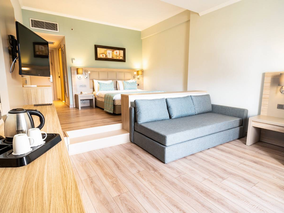 Comfortabele hotelkamer Aqua Fantasy Kusadasi met bed en zitgedeelte