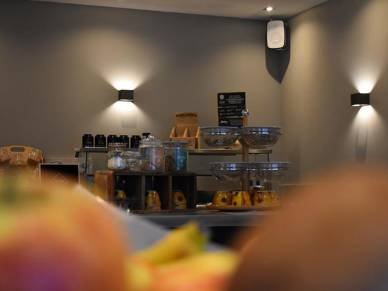 Het ontbijtbuffet van Hotel Atlanta met diverse ontbijtgranen en toppings onder sfeervolle moderne verlichting