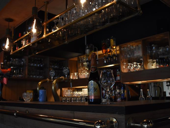 De sfeervolle klassieke bar van Hotel Atlanta in Limburg met houten en messing details en warme industriële verlichting