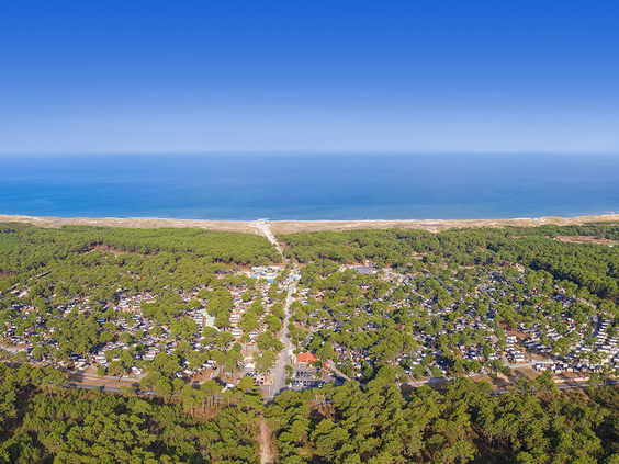 Luchtfoto van de kindvriendelijke camping Atlantic Club Montalivet, gelegen in een uitgestrekt dennenbos direct aan de Atlantische kust in Aquitaine, Frankrijk.