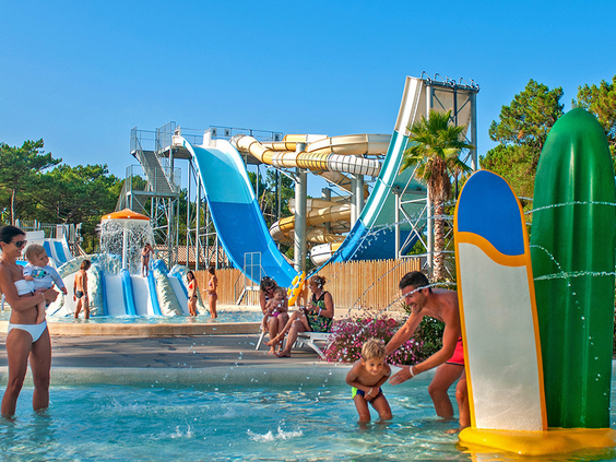 Gezinnen met kinderen van alle leeftijden genieten van het kindvriendelijke waterpark op camping Atlantic Club Montalivet in de Aquitaine.