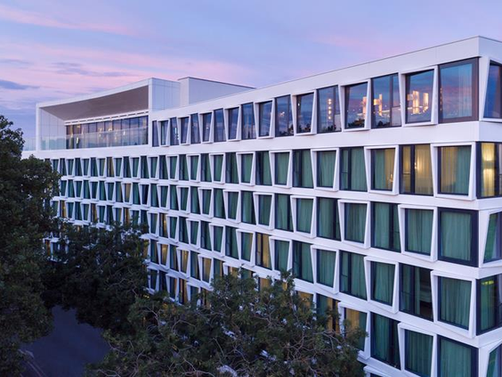 De moderne, witte buitenkant van het kindvriendelijke ATLANTIC Hotel Münster, een perfecte uitvalsbasis voor een familievakantie in de stad.
