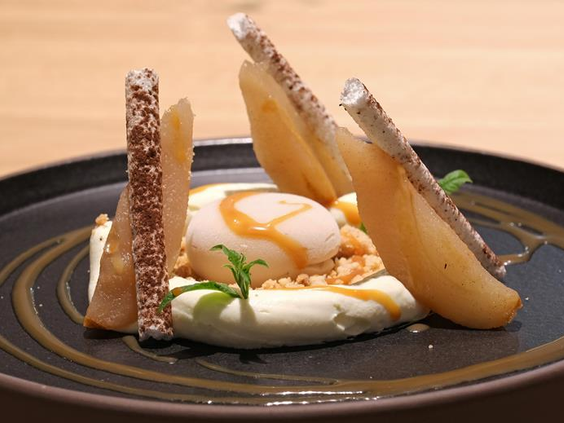 Een prachtig opgemaakt dessert met ijs en peer in het restaurant van het ATLANTIC Hotel Münster, een traktatie voor jong en oud.